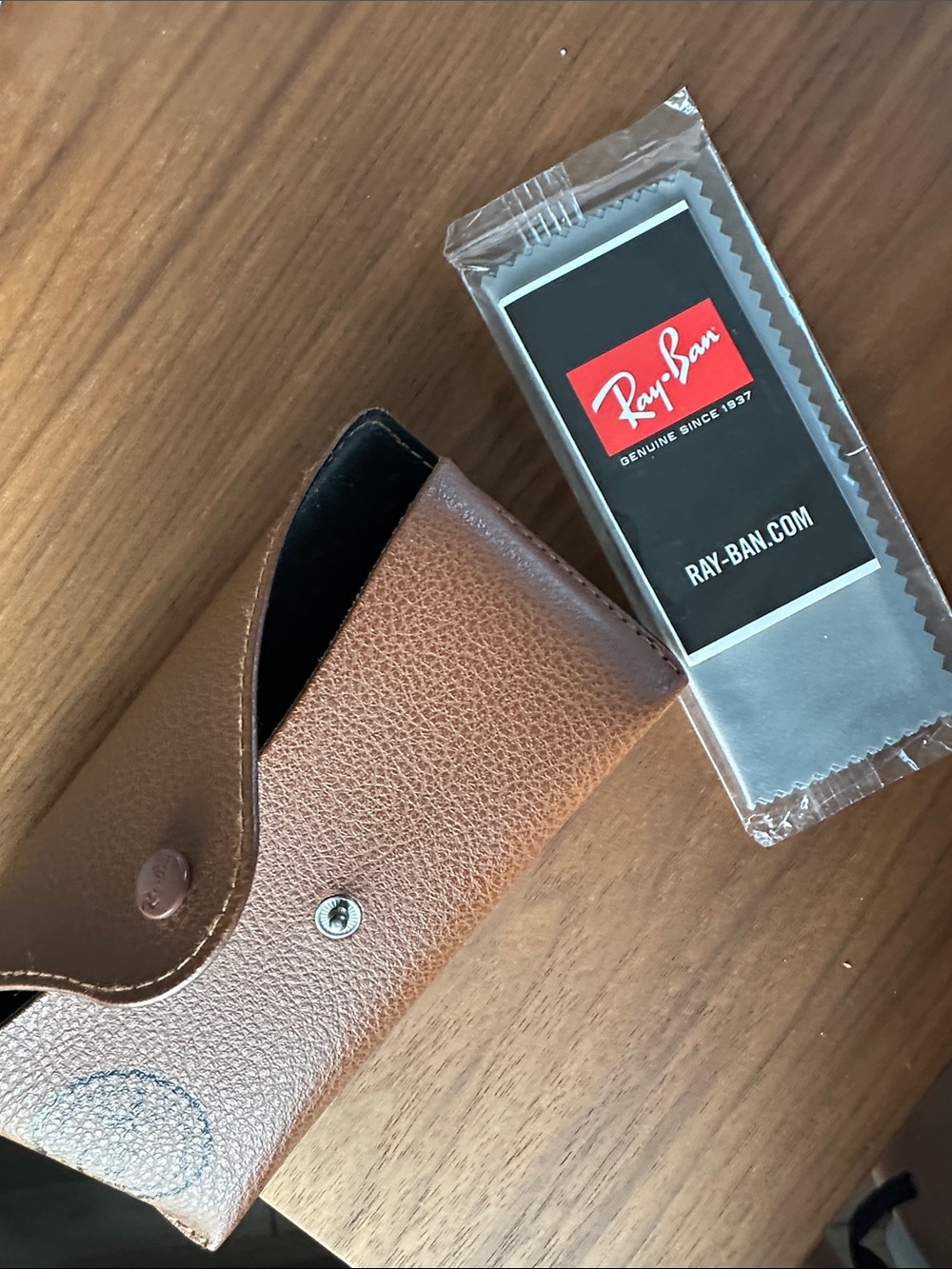 Rayban case - Picture 3 of 3